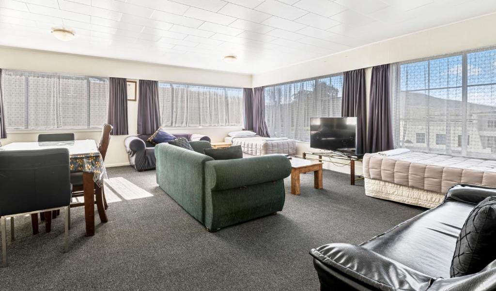 罗托鲁瓦Kowhai Motel Rotorua的带沙发和电视的客厅