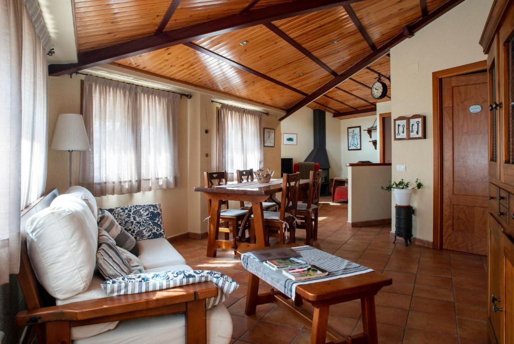 巴加Apartament Cadí- Moixeró的客厅配有沙发和桌子