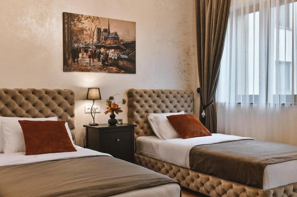 沙巴茨Garni hotel BARUT的酒店客房设有两张床和窗户。