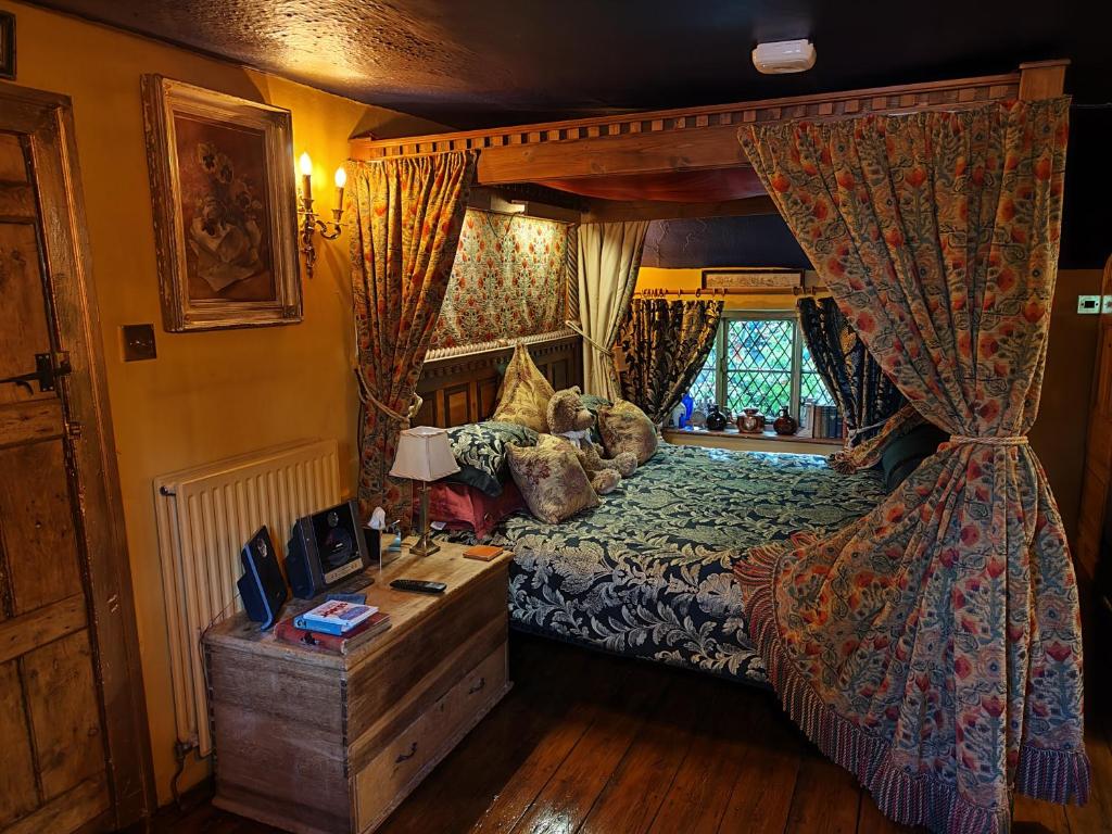阿尔德利埃奇维兹塔旗豪华套房酒店的一间卧室配有一张床、一张书桌和一个窗户。
