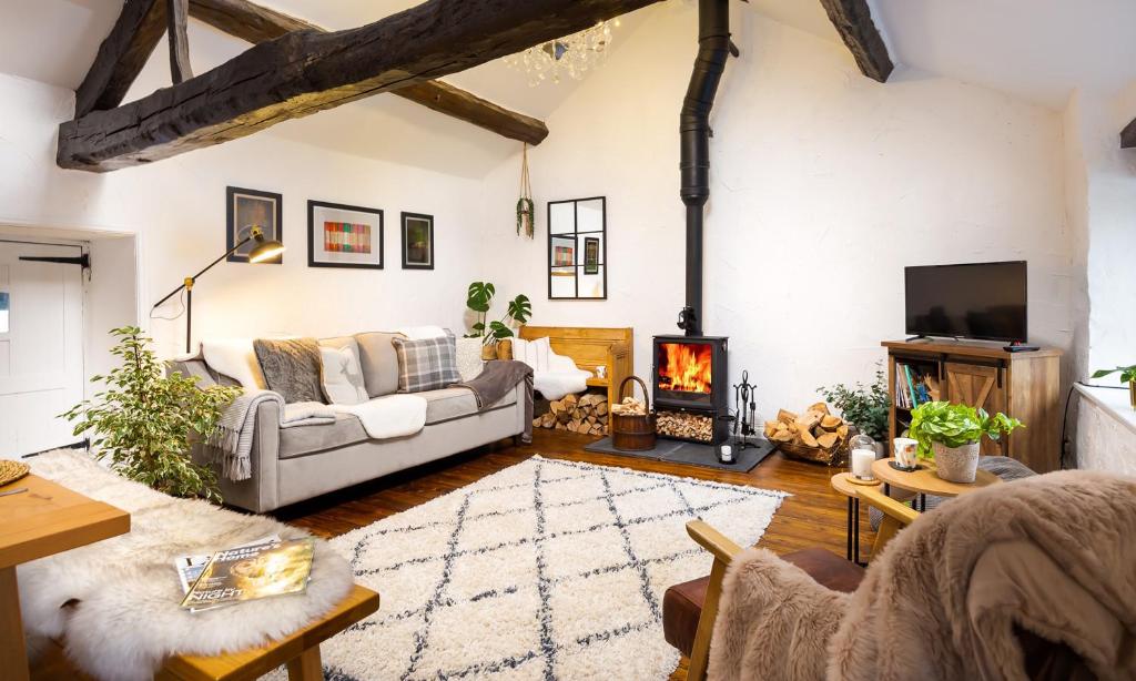 霍克斯黑德Craftsman Cottage的带沙发和壁炉的客厅