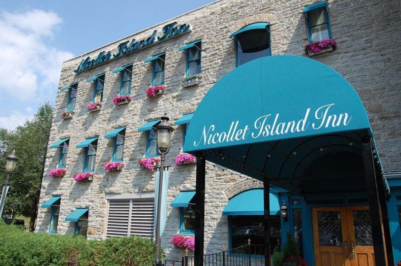 明尼阿波利斯Nicollet Island Inn的一座建筑,上面标有修整过的岛屿旅馆