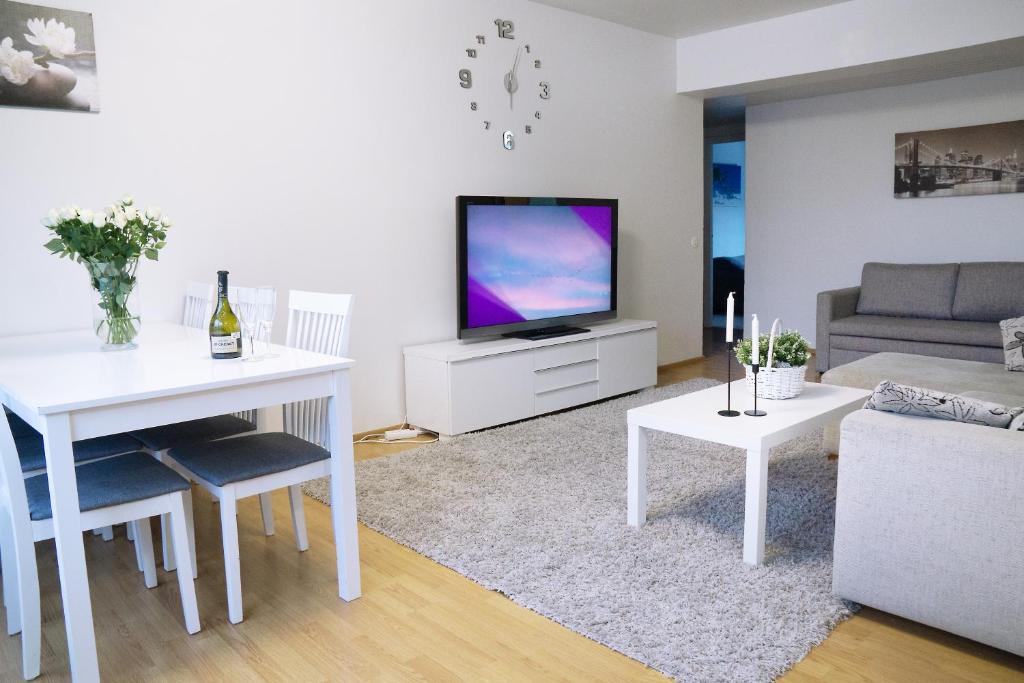 奥卢4-room apartment. Oulu city center的客厅配有白色桌子和电视