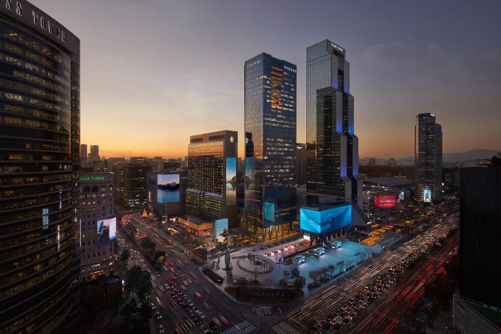 首尔首尔洲际格兰酒店 的城市天际线,城市中建筑高大,交通繁忙