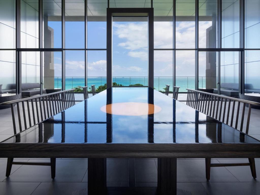 五岛GOTO RETREAT by Onko Chishin的海景建筑内的桌子