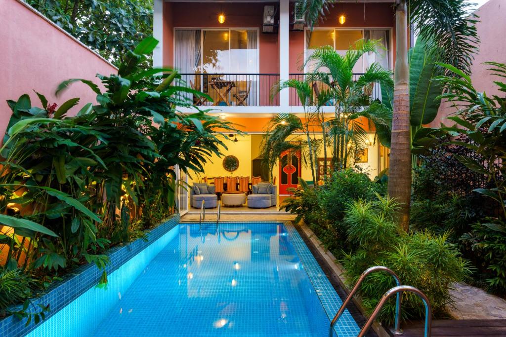 科伦坡Angam Villas Colombo的房屋中间的游泳池