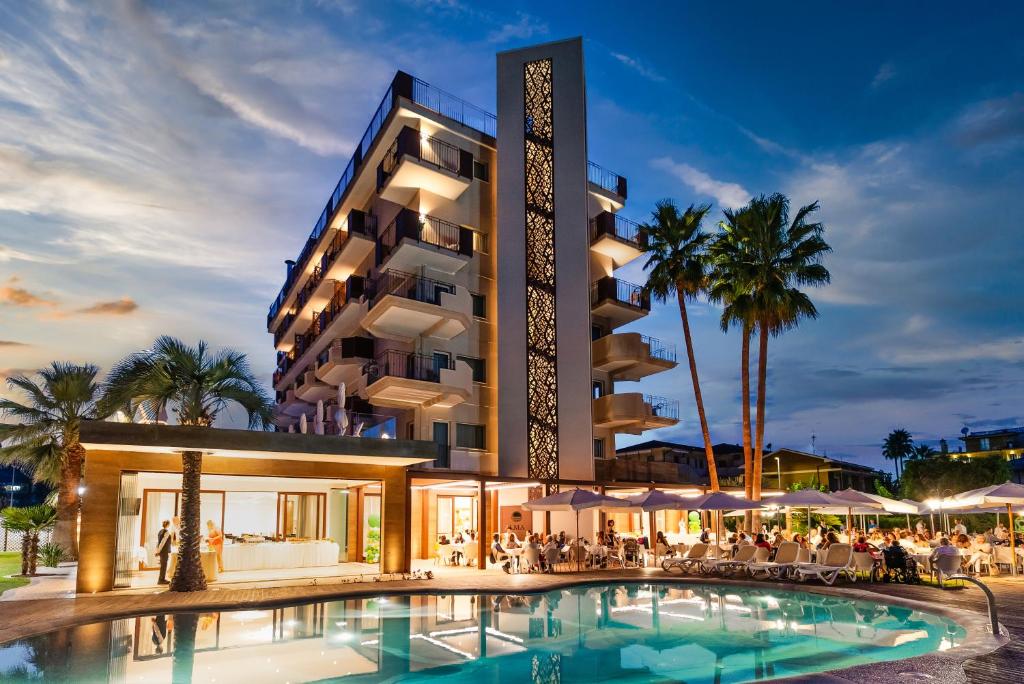 阿尔巴·阿德里亚蒂卡Almaluna Hotel & Resort的 ⁇ 染酒店,带游泳池