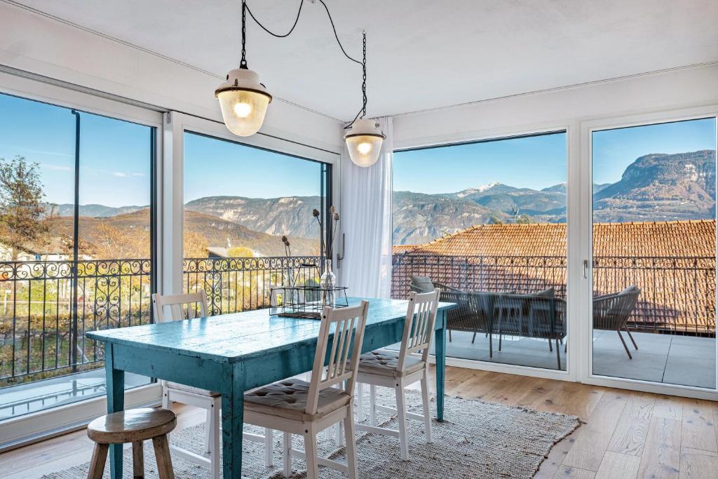 泰尔梅诺Eichhof Apartment Lavendel的一间配备有桌椅的山景用餐室