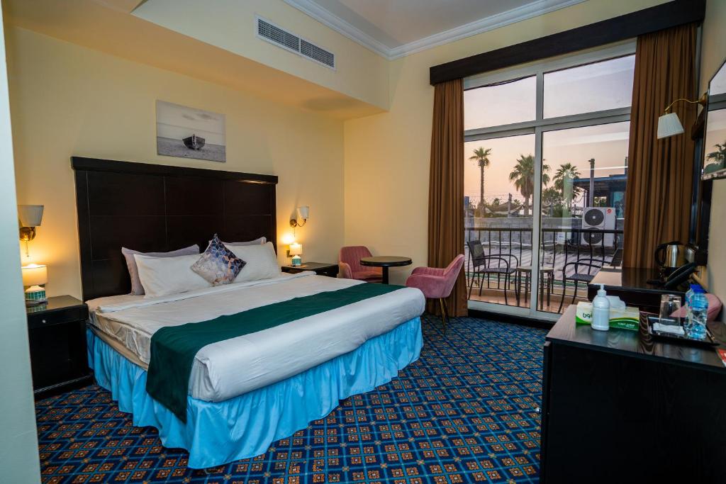 迪拜Royal Prestige Hotel的酒店客房设有一张床和一个阳台。