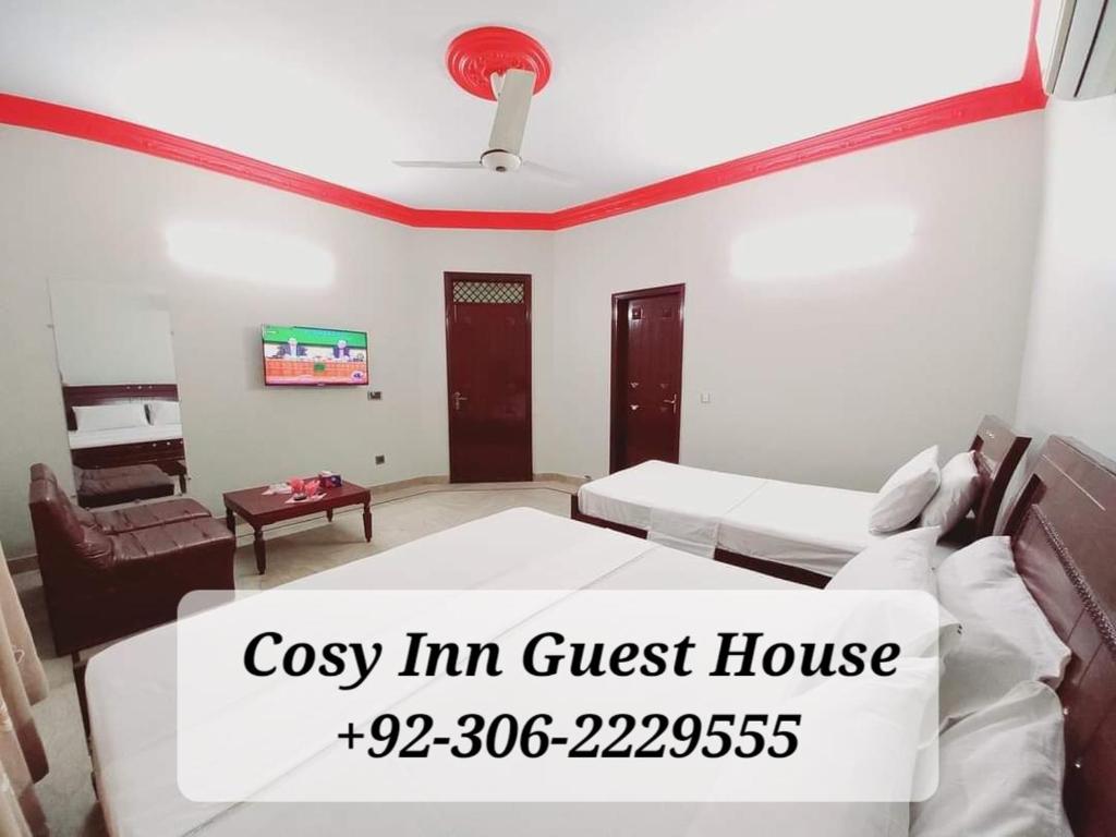 卡拉奇Cosy Inn Guest House Karachi的客房设有床、沙发和桌子。