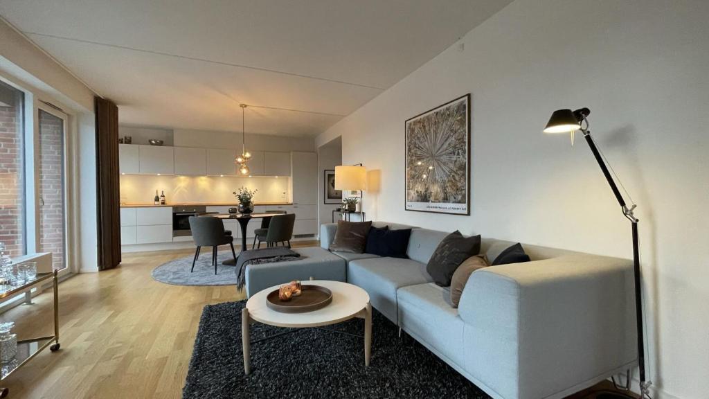 哥本哈根ApartmentInCopenhagen Apartment 1518的客厅配有沙发和桌子