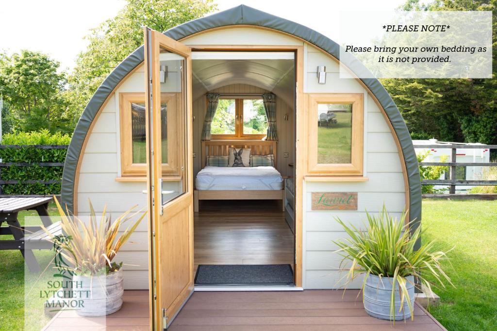 浦耳Glamping at South Lytchett Manor的小型圆顶帐篷内提供1张床