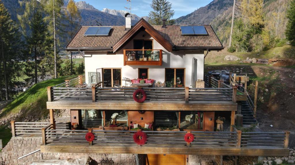 普雷达佐Villa Bosca - Adults Only的顶部设有太阳能电池板的房子