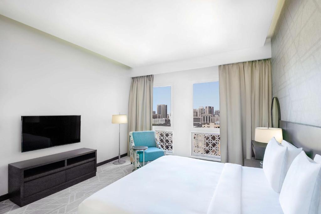 迪拜Hyatt Place Dubai Wasl District的酒店客房设有一张大床和一台电视。