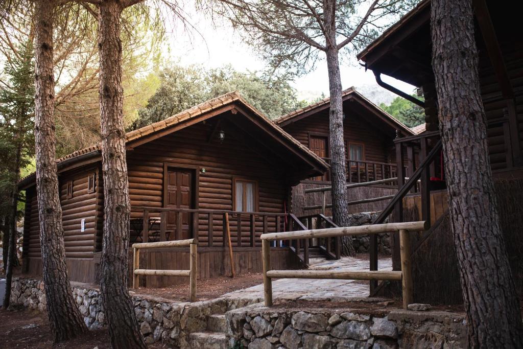 格拉茨莱马Camping TajoRodillo的小木屋前面设有楼梯