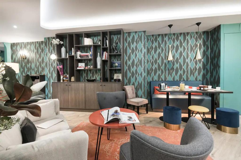 巴黎卡索奥酒店的客厅配有沙发、椅子和桌子
