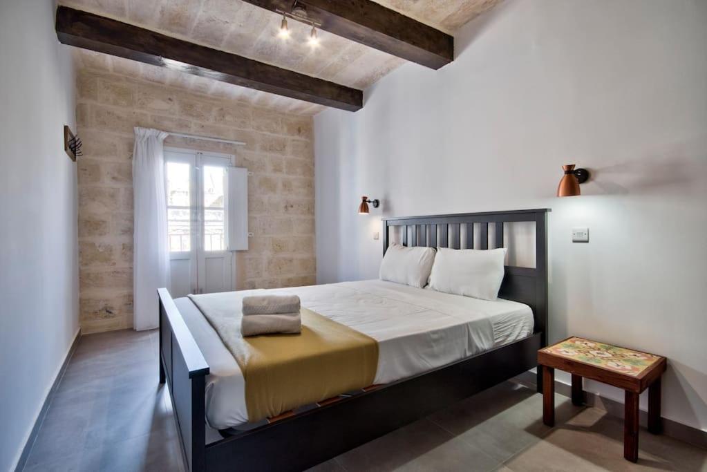 瓦莱塔Vallettastay Old Lodge Apartment 7的一间卧室,卧室内配有一张大床