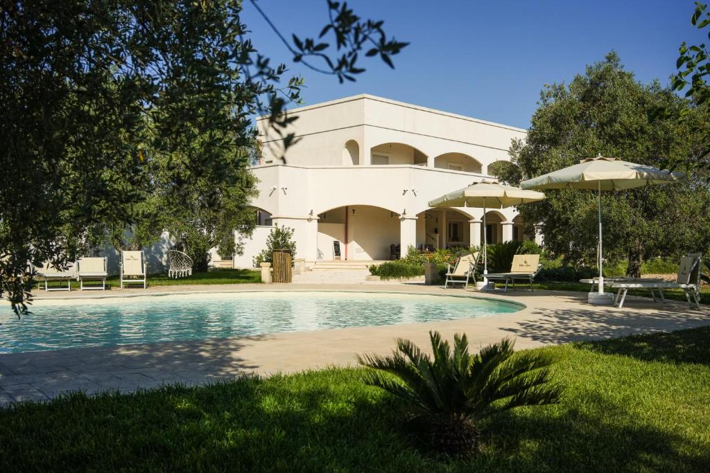 莱波拉诺Villa de Lua的一座建筑前面设有游泳池