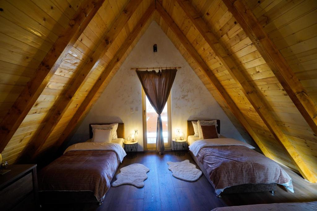 帕莱Sunset Lux Cottage Ravna Planina Pale - Jahorina的阁楼间 - 带两张床和窗户