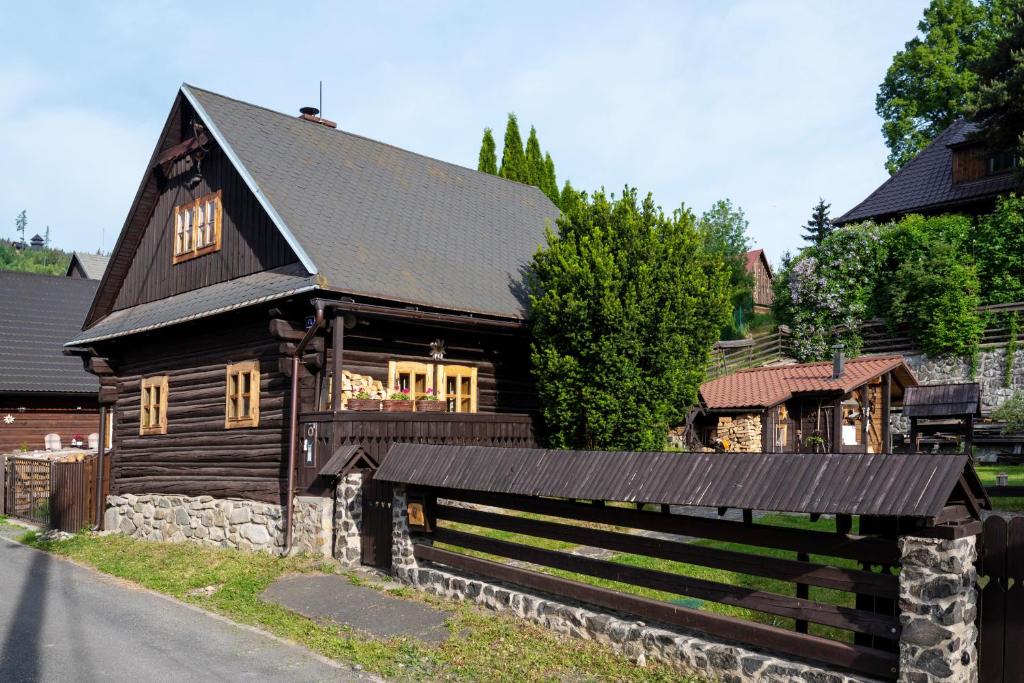 Nižná BocaTraditional cozy cottage BOCANKA的一座大型木房子,设有黑色屋顶