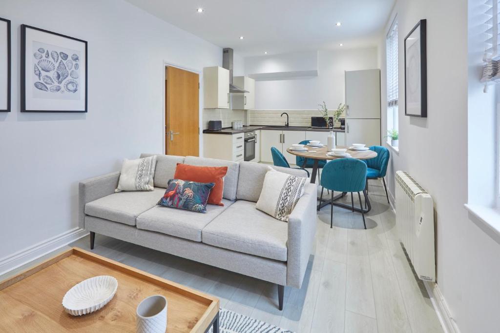 锡厄姆Host & Stay - North Quay Apartments的客厅配有沙发和桌子