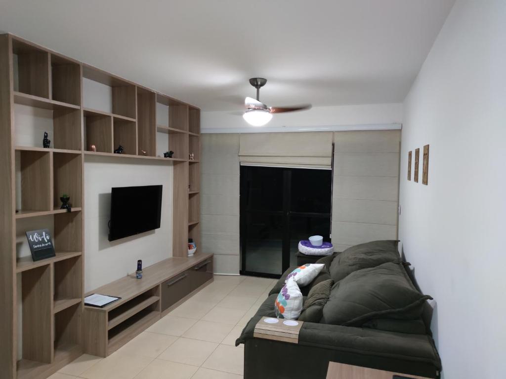 里约达欧特拉斯Apartamento Rio das Ostras, Extensão do Bosque的带沙发和电视的客厅
