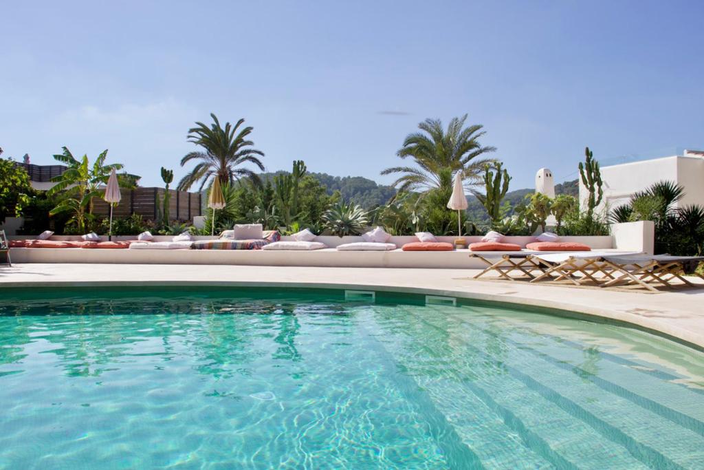 Sant Francesc de s'EstanyLa Pandilla Ibiza的一个带躺椅的游泳池和一个度假村