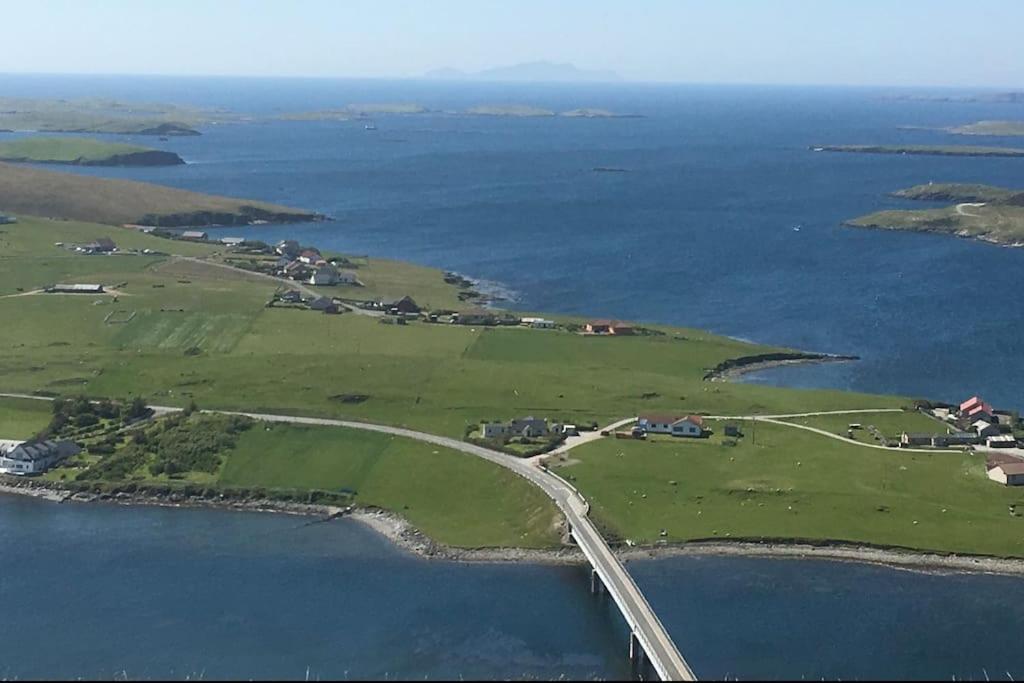 勒威克Wasterview, Central Mainland, Ideal base的海岛的空中景观,水面上设有一座桥梁