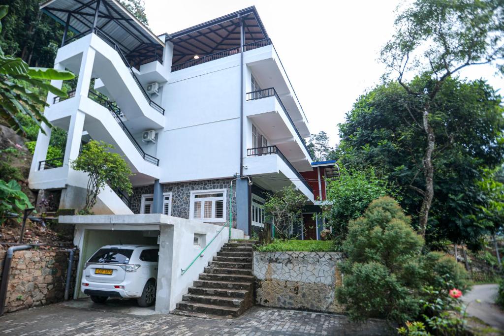 康提Kandy Hub Guest House的前面有停车位的房子