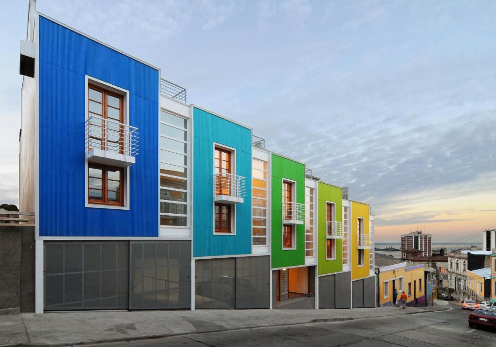 瓦尔帕莱索MatiloftYungay的街上一排色彩缤纷的建筑