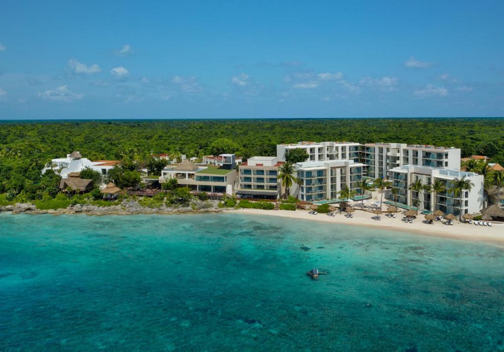 科苏梅尔Dreams Cozumel Cape Resort & Spa的海滩上的度假村的空中景观