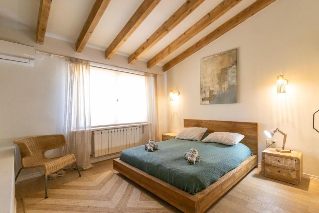 哈维亚Casa Algarrobo的卧室配有床、椅子和窗户。