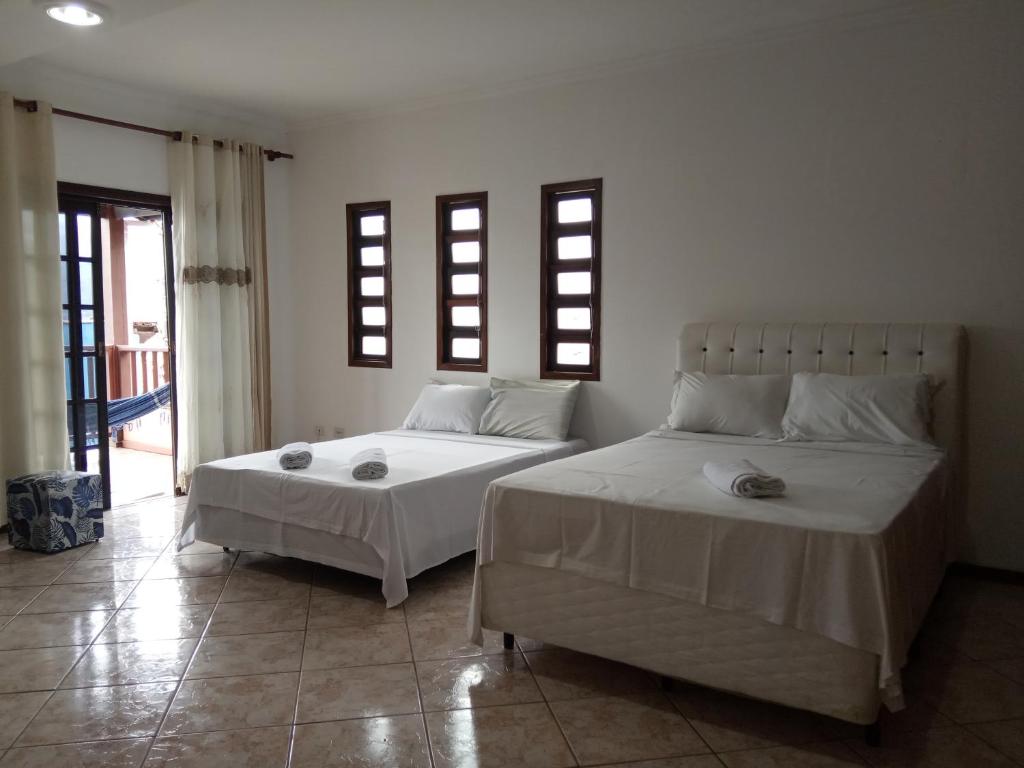圣塞巴斯蒂安Casa da Fê的带2扇窗户的客房内的2张床