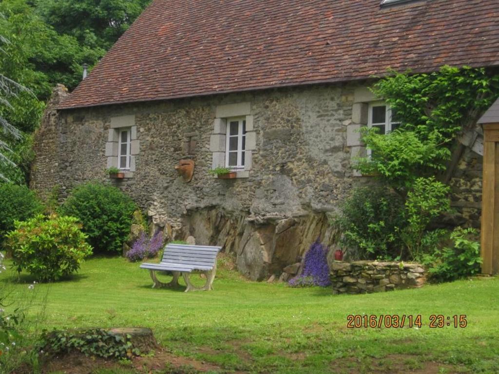 Moulins-le-CarbonnelGîte Moulins-le-Carbonnel, 3 pièces, 6 personnes - FR-1-410-153的石头房子前面有长凳