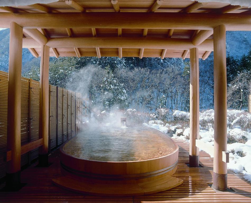 Hayakawa西山温泉日式旅馆的木制甲板上的大型喷泉