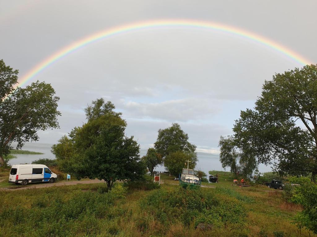 WarthePerle am Achterwasser的天空中一带车的彩虹