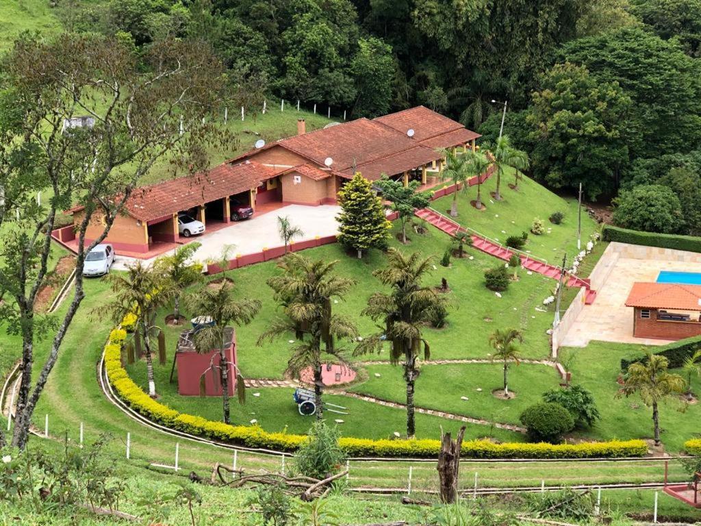 皮尼亚尔齐纽Sítio Vale do Sol的享有带庭院的房屋的空中景致