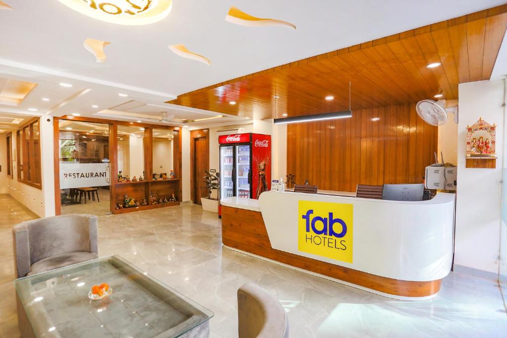 古尔冈FabHotel Golf Inn Golf Course Road Gurgaon的酒店大堂的中央设有浴缸