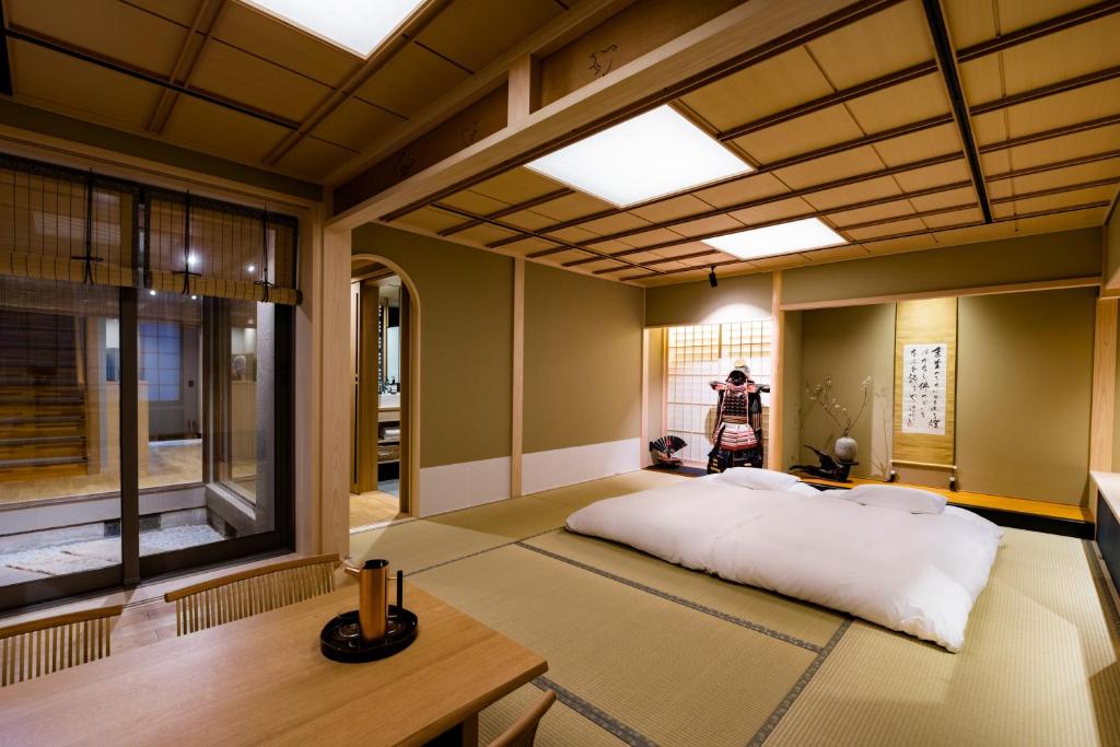 京都Ishibekoji Muan的带大窗户的客房内设有一张大床的房间