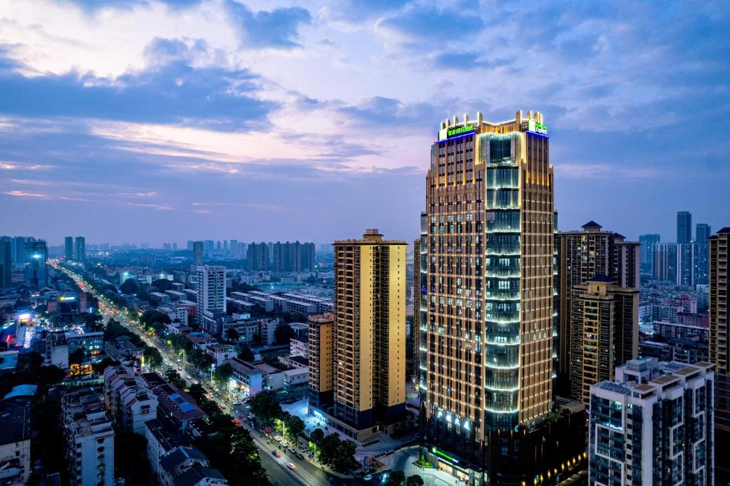 南宁南宁江南智选假日酒店的享有高楼城市美景