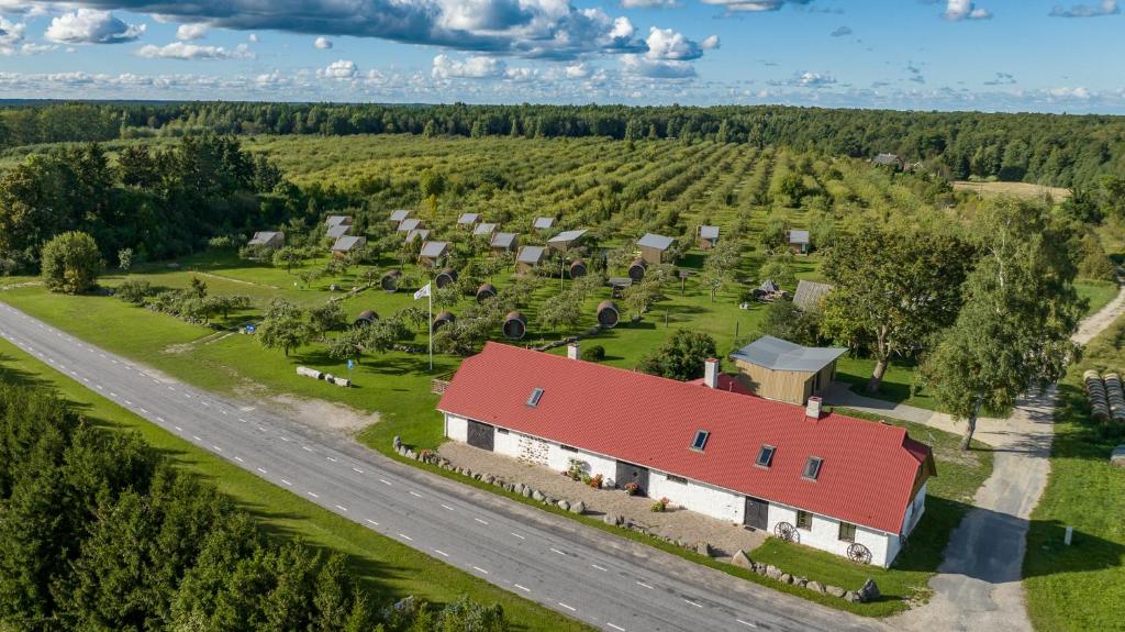 KassariVetsi Talli Holiday Village的享有带红色屋顶的农场的空中景致