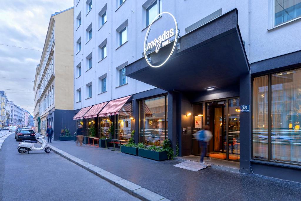 维也纳magdas HOTEL Vienna City - First Social Business HOTEL in Austria的楼前的商店,外面有婴儿车