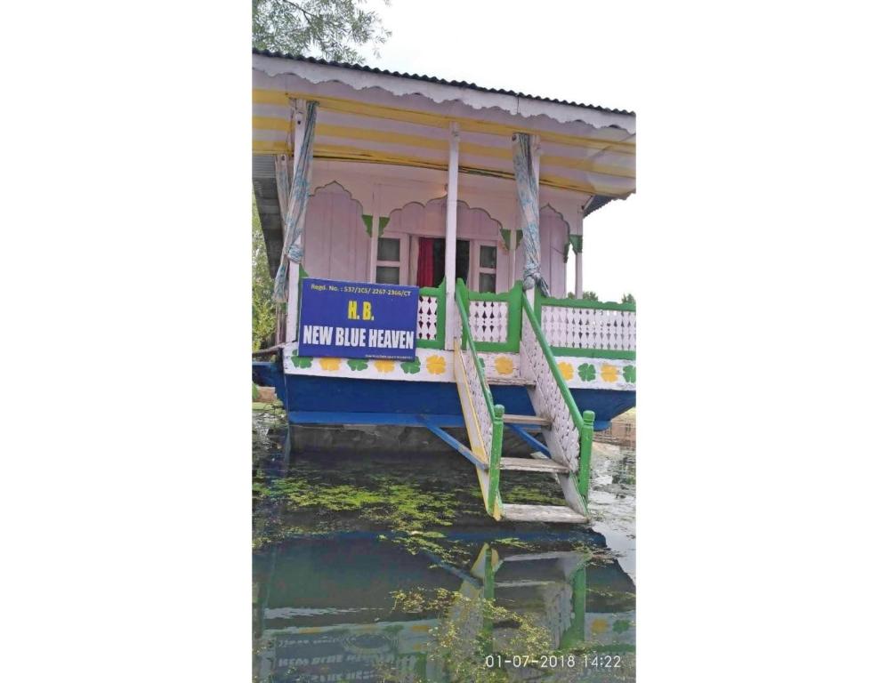 斯利那加Blue heaven House boat, Srinagar的屋前水中的船