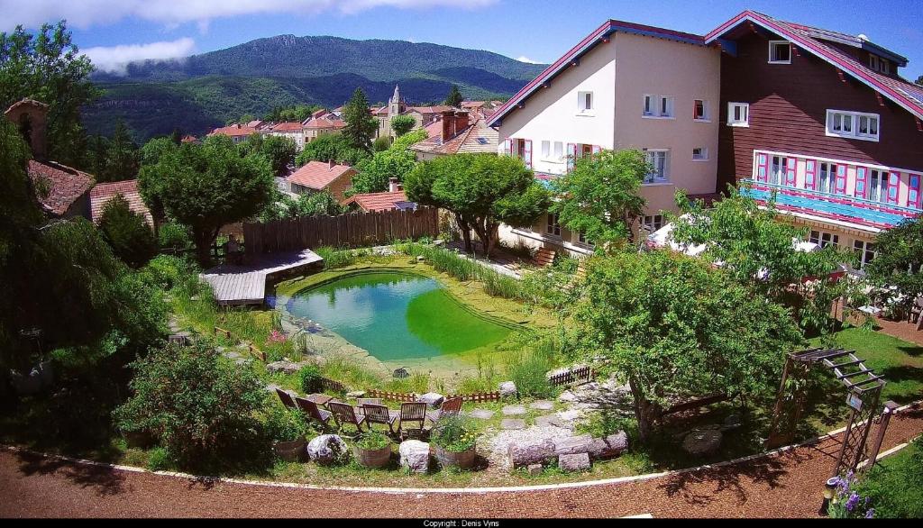 韦尔科尔地区拉沙佩勒贝利尔酒店的享有房子和游泳池的空中景致