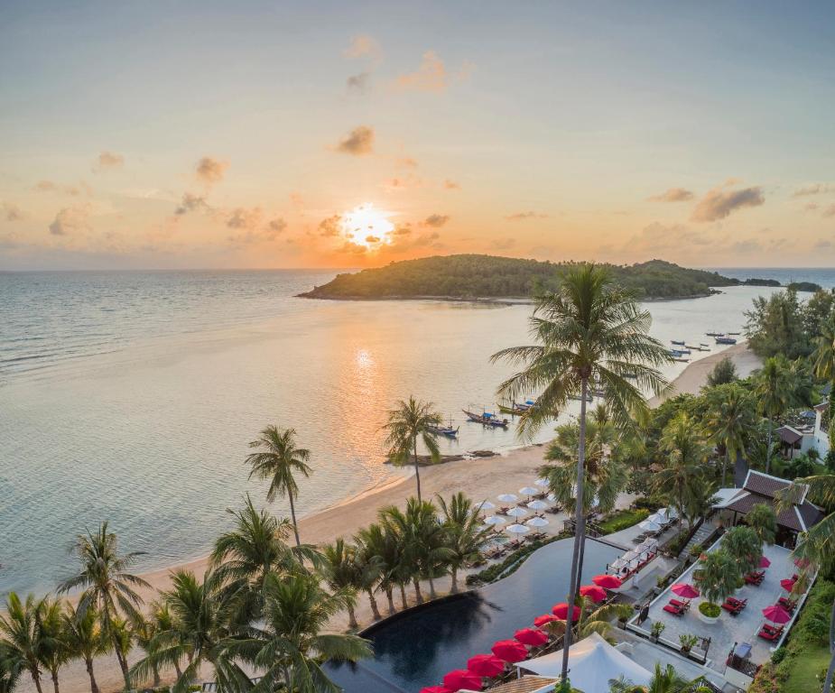 查汶Anantara Lawana Koh Samui Resort的日落时分享有海滩和海洋的空中景致