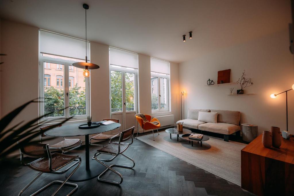 安特卫普Sud d'Anvers的客厅配有桌椅和沙发