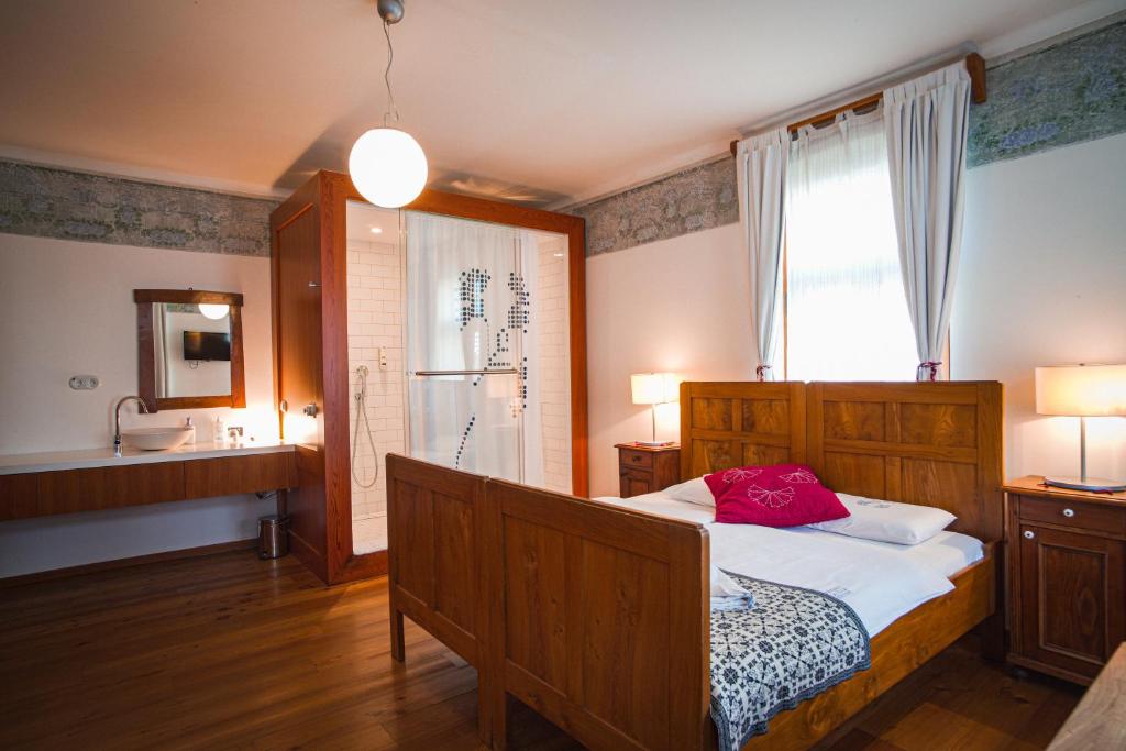 克拉尼斯卡戈拉Pr'Gavedarjo Eco Heritage B&B的一间卧室配有一张床和一个水槽