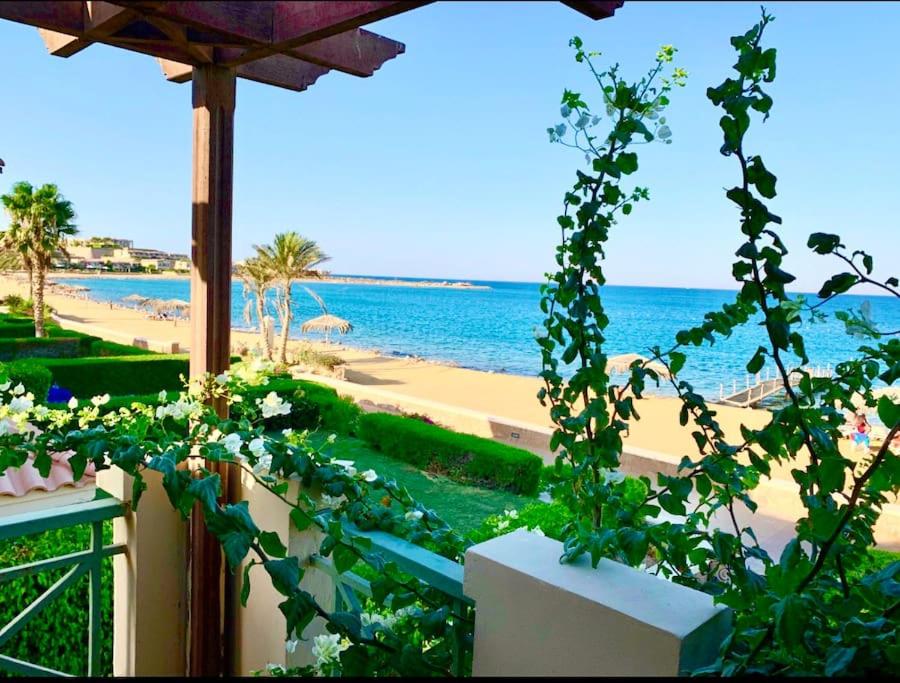 艾因苏赫纳Amazing Beachfront townhouse chalet Ain Sokhna LaVista 1的从度假村的阳台上可欣赏到海滩景色