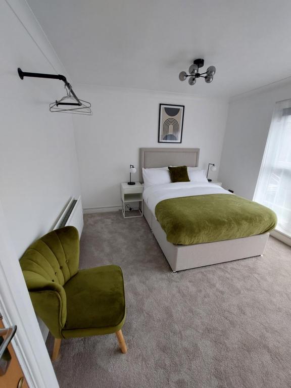 曼彻斯特bankwellstreet的一间卧室配有一张床和一把椅子