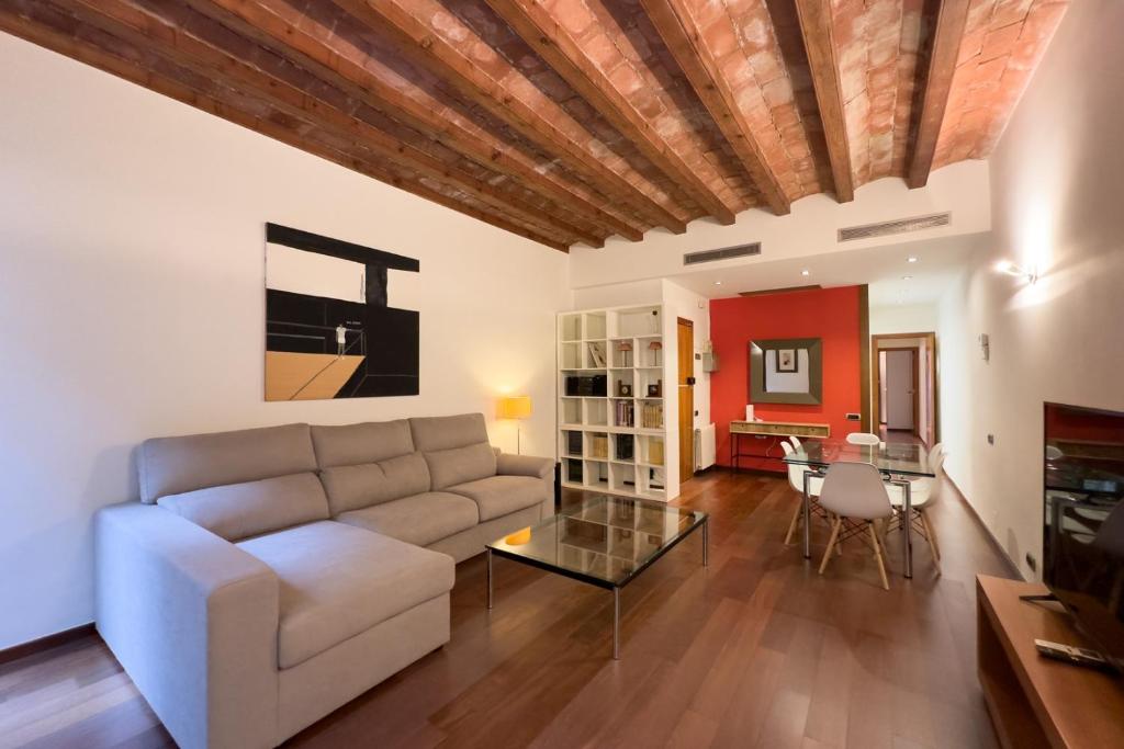 巴塞罗那Rent Top Apartments near Plaza de Catalunya的客厅配有沙发和桌子